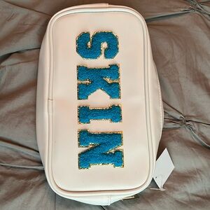 New with tags- White Vegan Leather travel pouch with teal interior